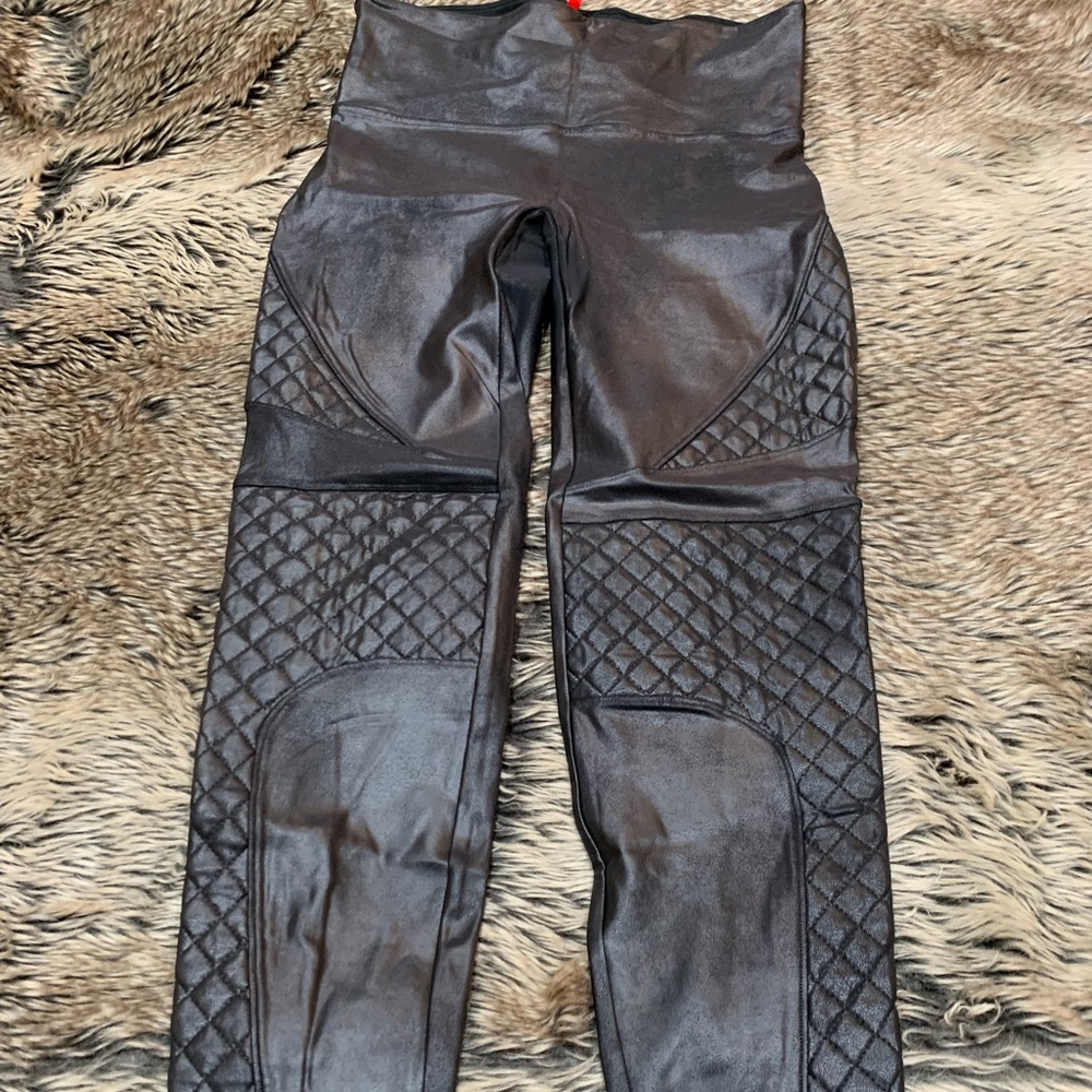 SPANX Quilted Faux Leather Leggings, Very Black. Size LG